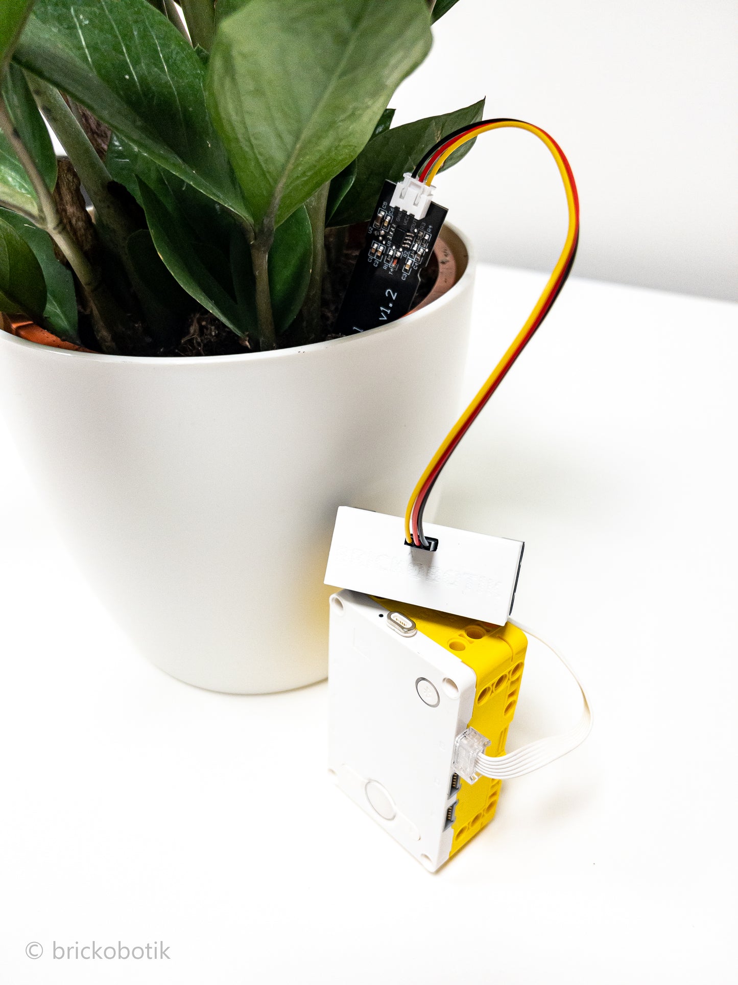 brickobotik-shield: capacitive moisture sensor for LEGO(R) SPIKE(TM) Prime
